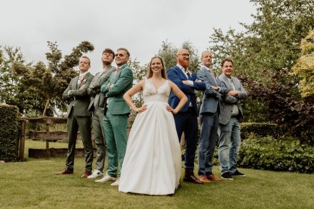 Een grappige groepsfoto van Floor en de mannen bij de Kruimel in Gasselte. foto: Wilco de Haan Fotografie, trouwfotograaf Winschoten, Groningen