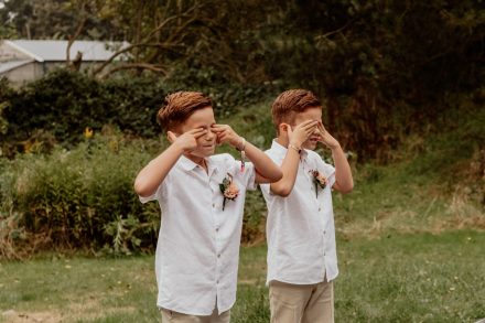 De kinderen doen hun ogen dicht voor de first look met hun moeder, een leuk, grappig moment. foto: Wilco de Haan Fotografie, trouwfotograaf Winschoten, Groningen