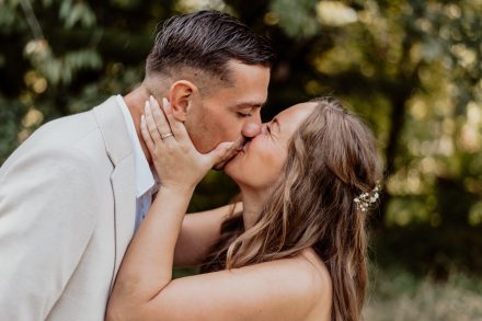 Een intieme zoen van Alyssa en Ron in het bos van Westerlee bij Landgoed Westerlee, foto: WIlco de Haan Fotografie, trouwfotograaf Winschoten, Groningen