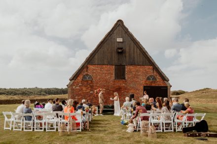 Een intieme bruiloft midden in de duinen op Texel bij een schaapsboet, georganiseerd door Trouwentexel Sophie. foto: Wilco de Haan Fotografie, trouwfotograaf Winschoten, Groningen